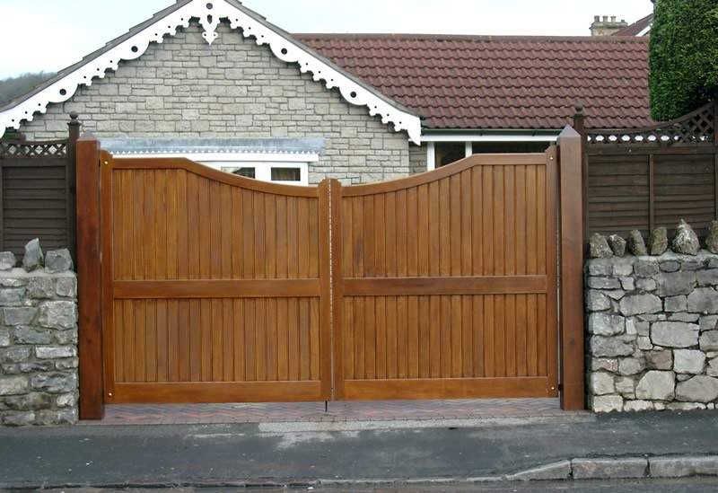 Concave oiled wooden driveway gate Henley H4