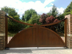 Concave wooden entrance gate with steel spindles - Balmoral A3