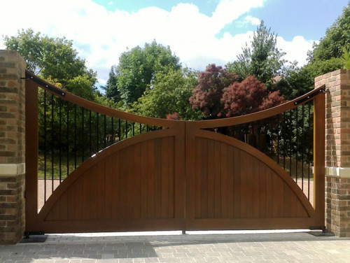 Concave wooden entrance gate with steel spindles - Balmoral A3 - Surrey