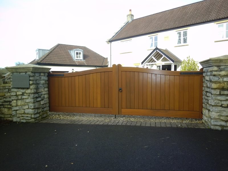 Convex wooden driveway gate - Henley H2A