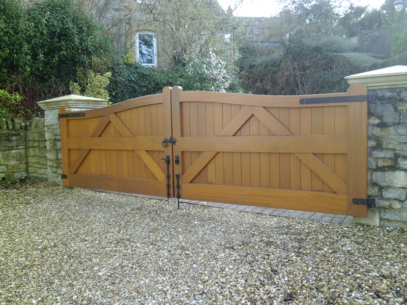 Convex - wooden driveway entrance gate - reverse- Henley H2A