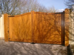 Convex wooden driveway gate - Henley H2A