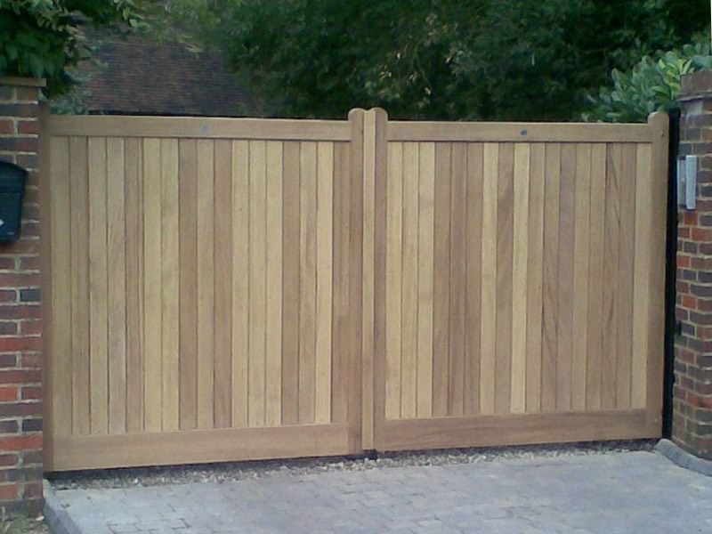 Flat top wooden driveway gate - Henley H2