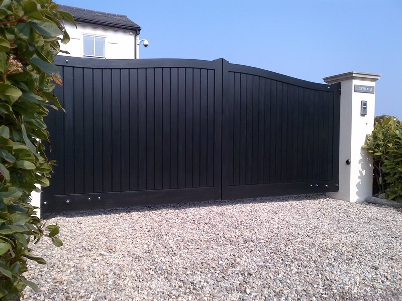 Painted Henley H2 wooden driveway gate