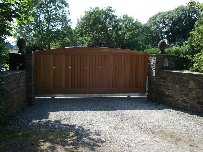 Single sliding wooden driveway entrance gate - Henley H1