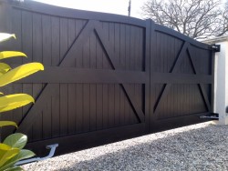 Painted reverse wooden driveway gate - Henley H2A