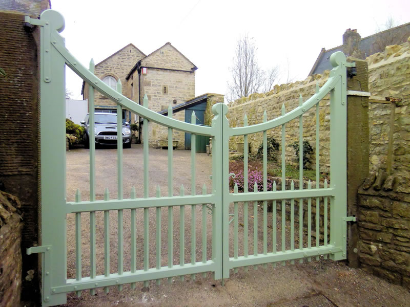 Painted wooden driveway gate - Westminster