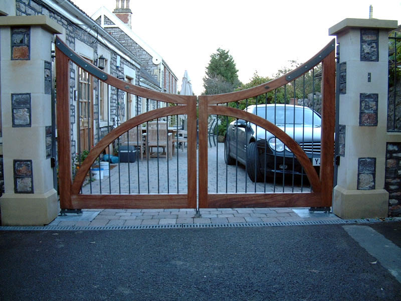 Concave-wooden-entrance-gate-with-steel-spindles-Balmoral-A1.jpg