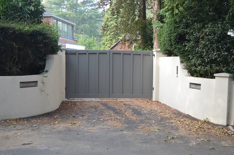 Painted-wooden-driveway-gate-Henley-H7.jpg