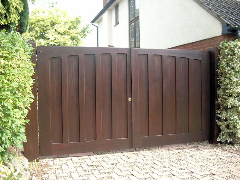 Henley H7 - Wooden driveway entrance gate pair -